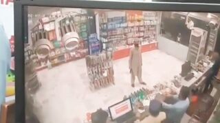 Attempted Robbery In Pakistan Backfires 