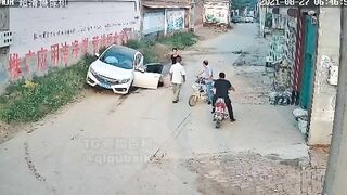 Chinese Woman Beats Man In Street 