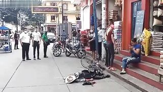 An Old Man Lost His Balance While Riding A Bicycle And Was Crushed To Death