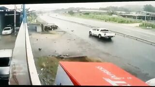 Catch A Food Driver Hit By Delivery Truck 