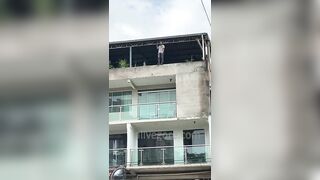 Young Man Commits Suicide By Falling From Building During Rescue Operation