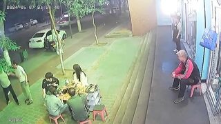 Knife Fighting Is A Very Bad Idea