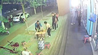 Knife Fighting Is A Very Bad Idea