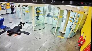 Teenager Shoots And Kills Security Guard At Bank