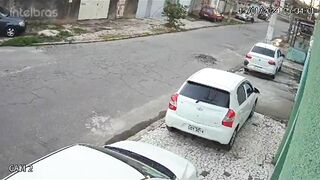 (Full Video) Two Thieves On A Motorcycle Tried To Rob The Wrong Person