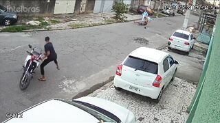 (Full Video) Two Thieves On A Motorcycle Tried To Rob The Wrong Person