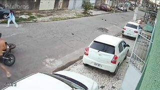 (Full Video) Two Thieves On A Motorcycle Tried To Rob The Wrong Person