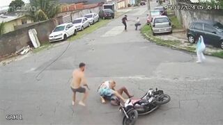 (Full Video) Two Thieves On A Motorcycle Tried To Rob The Wrong Person