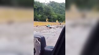 Fish Truck Overturns, Killing 4 People. Venezuela 