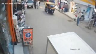 A Woman Walking On The Street Was Killed By A Rock That Fell On The Ground.