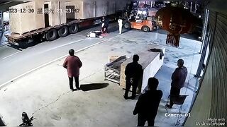 Brutal 2 Girls On Scooters Crashed Into Forklift (decapitation)