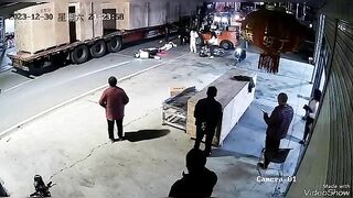 Brutal 2 Girls On Scooters Crashed Into Forklift (decapitation)