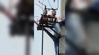 Electrician Climbed Electric Pole And Was Electrocuted To Death Due To Short Circuit