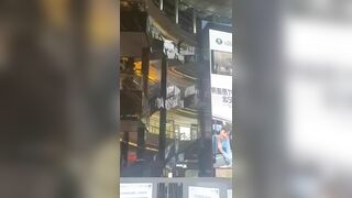 A Man Jumped From The Fourth Floor Of A Shopping Mall. Xuzhou Suning