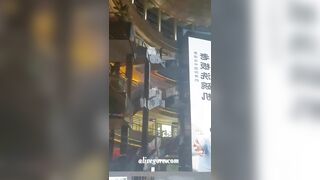 A Man Jumped From The Fourth Floor Of A Shopping Mall. Xuzhou Suning