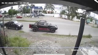 A Man In Ecuador Was Shot In The Body (CCTV + Series) TheYN