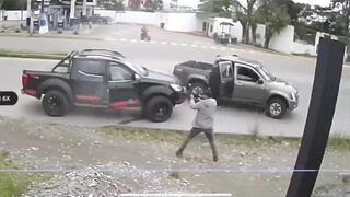 A Man In Ecuador Was Shot In The Body (CCTV + Series) TheYN