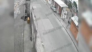 [CCTV Footage] A Group Of Ecuadorian Men