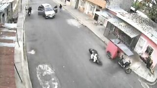 [CCTV Footage] A Group Of Ecuadorian Men