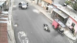 [CCTV Footage] A Group Of Ecuadorian Men