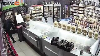 Hammer-wielding Robber Learns How Terrible Pepper Spray Can Be