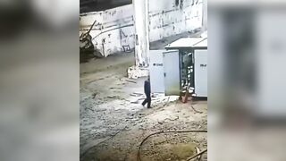 This Is How A Bad Electrician Works 