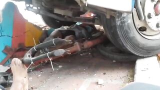 Bus Hits Rickshaw With Passengers 