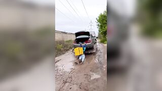 Drugged Courier Rushes To Deliver Order 