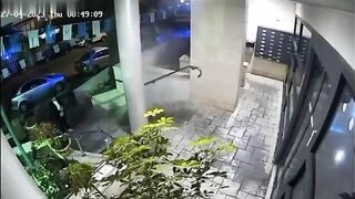 The Mafia Boss Was Shot Dead In Front Of The Hotel.