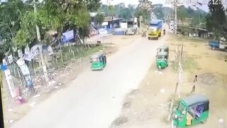 Truck Runs Over Cyclist's Head 