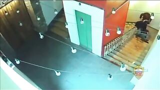 Two Freaks Robbed And Beat A Drunk Man At The Entrance Of A Building