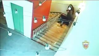 Two Freaks Robbed And Beat A Drunk Man At The Entrance Of A Building