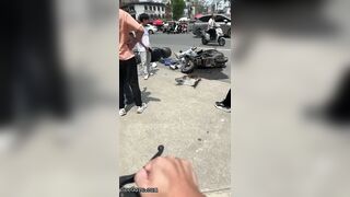 Bicyclist Without Helmet Knocks Down Other Cyclist At Intersection