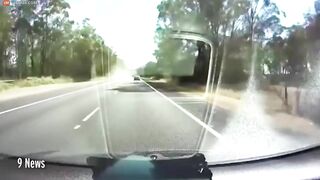 After A Large Truck Swerved In The Middle, The Drivers Turned In An Instant
