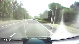 After A Large Truck Swerved In The Middle, The Drivers Turned In An Instant