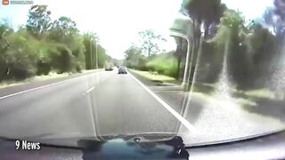 After A Large Truck Swerved In The Middle, The Drivers Turned In An Instant