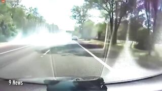 After A Large Truck Swerved In The Middle, The Drivers Turned In An Instant