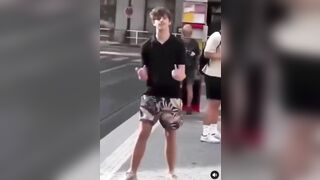 Idiot Attacks Pregnant Woman, Discovers Common Sense And Basic Etiquette