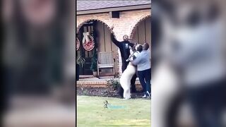 Crazy Karen Tries To Lock Up Los Delivery Driver