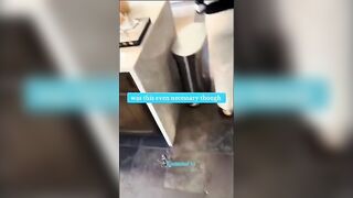 Crazy Karen Tries To Lock Up Los Delivery Driver