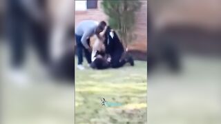 Crazy Karen Tries To Lock Up Los Delivery Driver