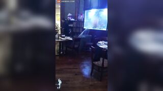 Huge Crack Appears In Aquarium At Houston Restaurant - Video -