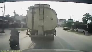 Motorcyclist's Head Is Crushed By A Truck Like A Watermelon