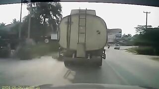 Motorcyclist's Head Is Crushed By A Truck Like A Watermelon
