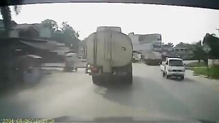 Motorcyclist's Head Is Crushed By A Truck Like A Watermelon