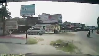 Motorcyclist's Head Is Crushed By A Truck Like A Watermelon