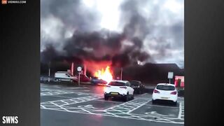 A Violent Fireball Broke Out In The Car, Trapping The Mother Inside