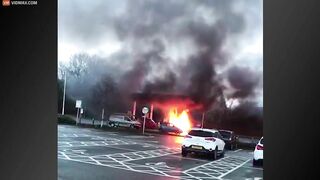 A Violent Fireball Broke Out In The Car, Trapping The Mother Inside