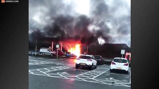 A Violent Fireball Broke Out In The Car, Trapping The Mother Inside
