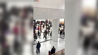 Witnessed A Group Of Low-income People Robbing An Apple Store In Broad Daylight